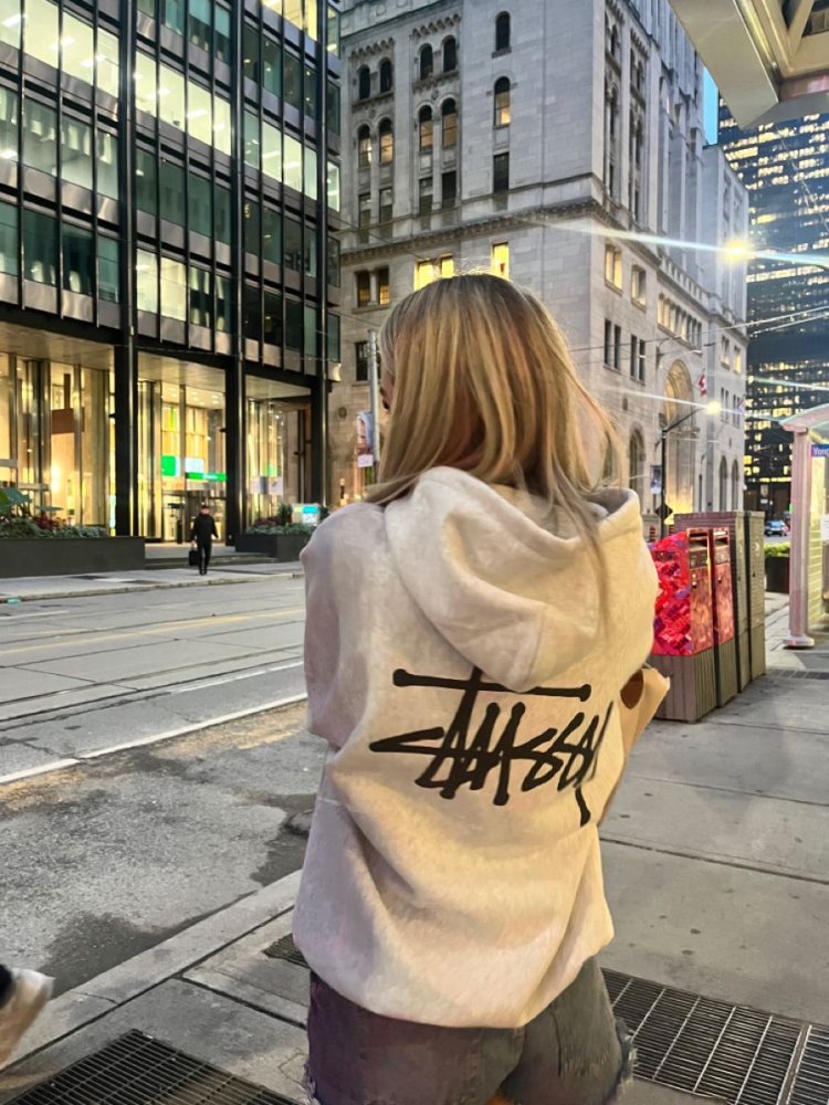 The Timeless Appeal of Felpa Stussy and Stussy T-Shirts in Modern Streetwear